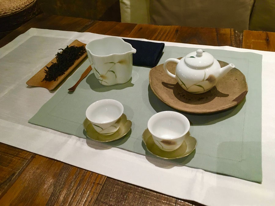 本格的な茶器と作法で煎れたお茶の味は格別です。