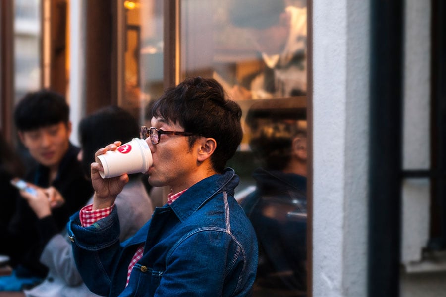 お酒が飲めないという佐藤さん。コーヒーはよく飲まれるそうで、こちらの「Fuglen Tokyo」がお気に入りとのこと。
