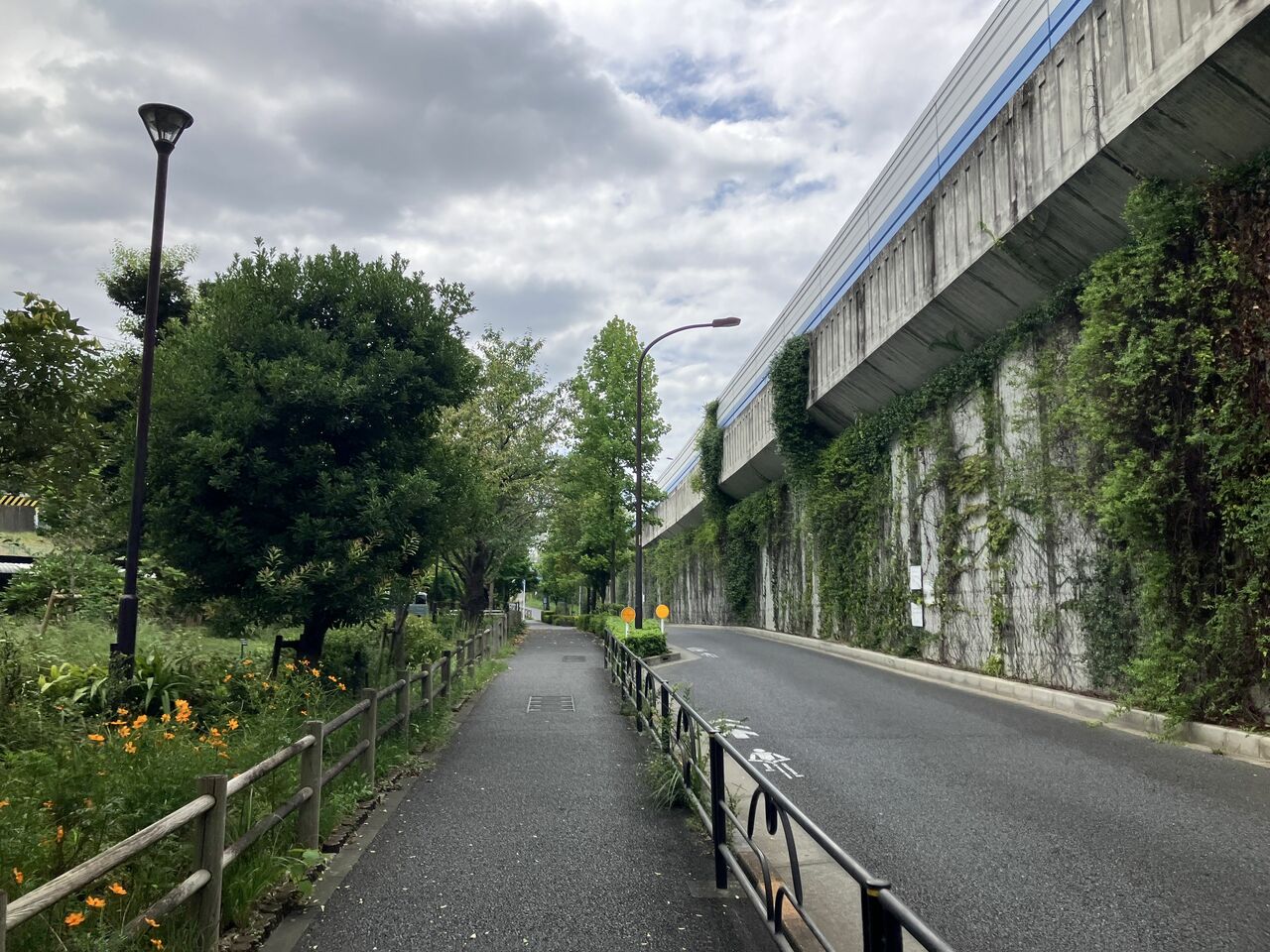 北岡若木トンネルまでは緑地が多い静かな住宅街だった