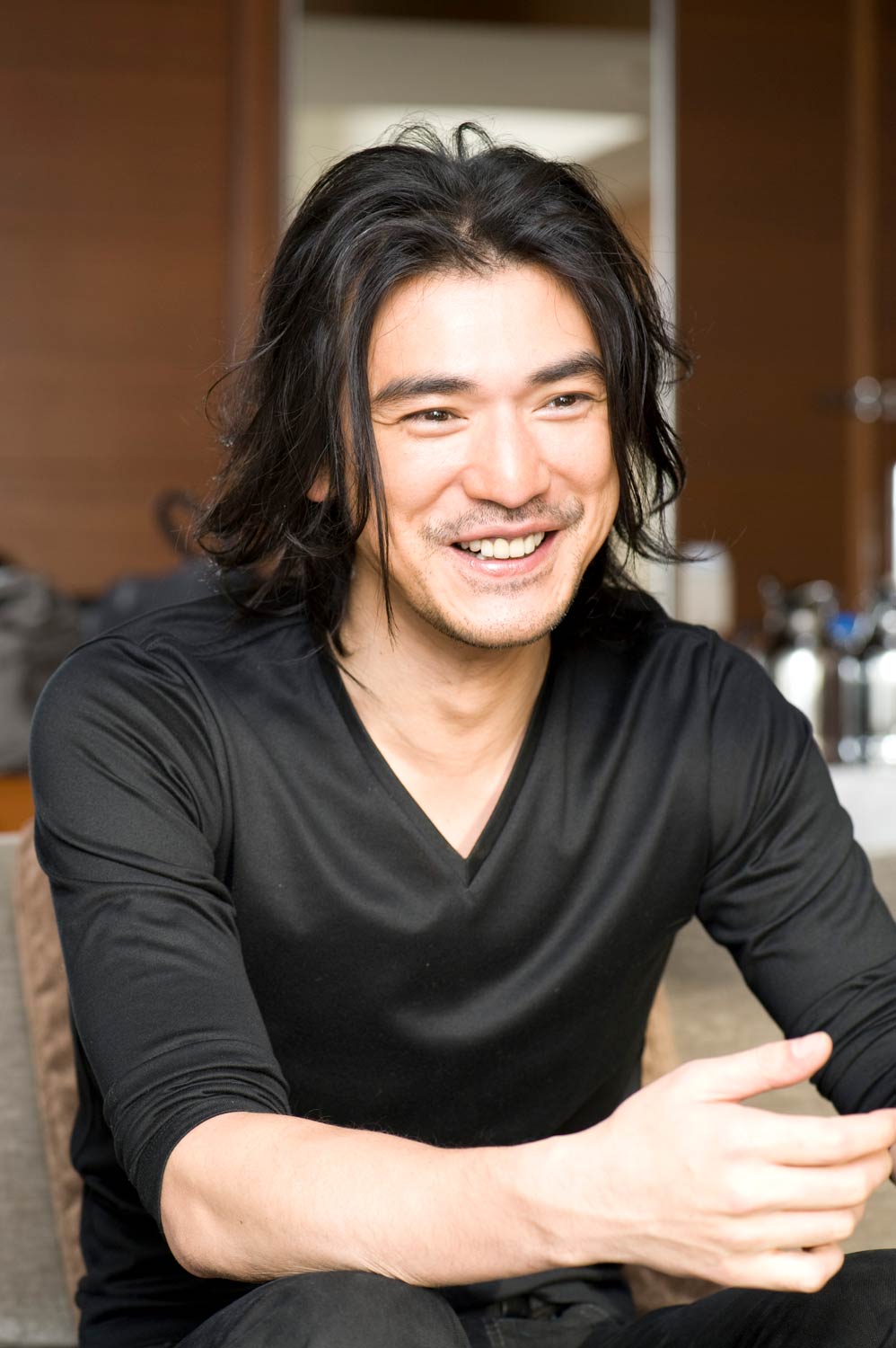日本での主演映画『Sweet Rain 死神の精度』についてのインタビューに応じる、当時34歳の金城武（2008年撮影）　©文藝春秋