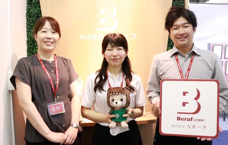 北海道ライブマルシェオリジナルキャラクター「ライブちゃん」のぬいぐるみと社員。