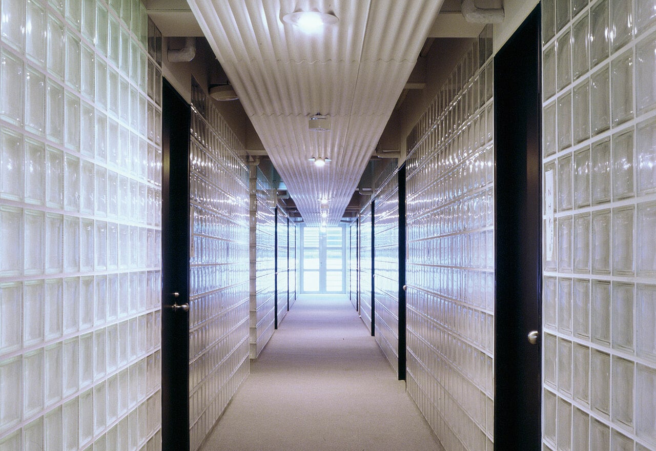 通路では、ガラスブロックの光る壁がまるで現代アートのよう。