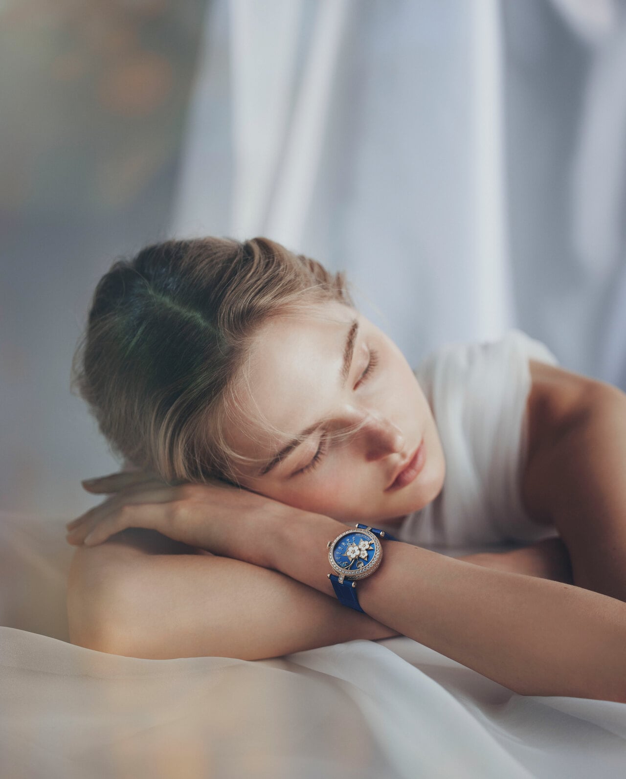 「レディ ラッキー スプリング パピヨン ウォッチ」（YG×WG×ダイヤモンド×ホワイトMOP、径33mm、レトログラード分表示とジャンピングアワー機構を備えた自動巻機械式ムーブメント、アリゲーターストラップ）16,896,000円／ヴァン クリーフ＆アーペル（ヴァン クリーフ＆アーペル ル デスク　0120-10-1906）ドレス／スタイリスト私物　※YG＝イエローゴールド、WG＝ホワイトゴールド、MOP＝マザーオブパール