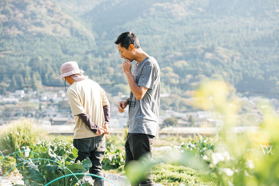 ファームでの対話を重視するシェフ。珍しい西洋野菜含む少量多品種を専門スタッフが栽培。（大分　ENOWA YUFUIN）