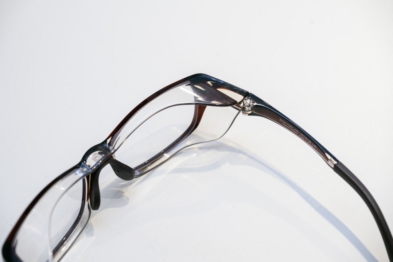 花粉対策メガネは、フレームの内側にフードが付いているのが特徴。このフードが目元に程良くフィットするものを選ぶことが大切。