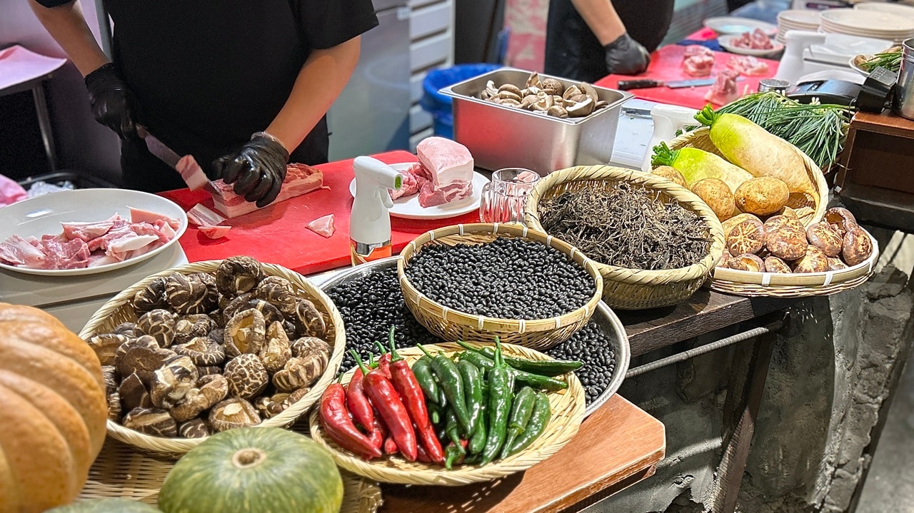 きれいなピンク色のお肉がお客さんの近くでカットされる様子は圧巻！