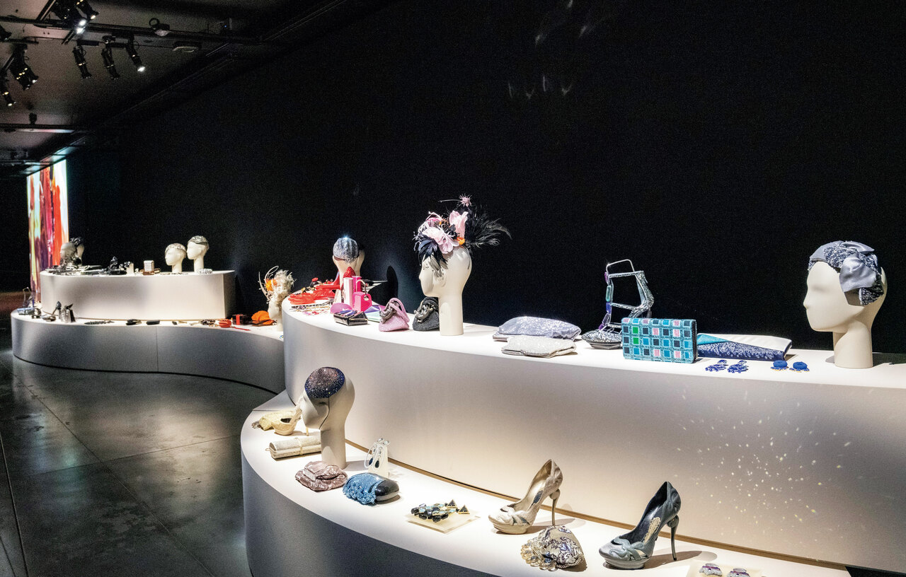 最上階では「ジョルジオ アルマーニ プリヴェ」の過去のアクセサリー類を集めて展示。