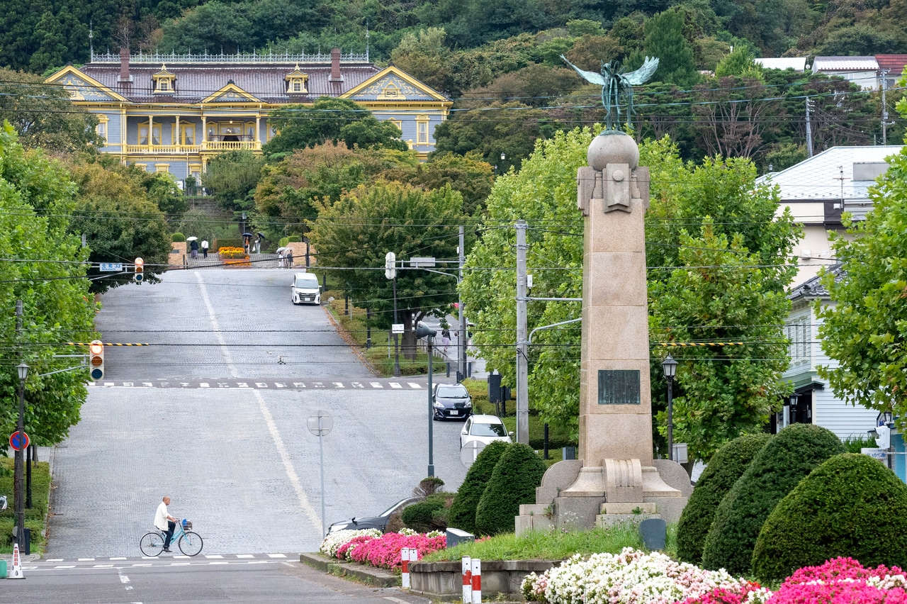 元町エリア・基坂の上に建つのは1910年築の旧函館区公会堂。©Takashi Shimizu