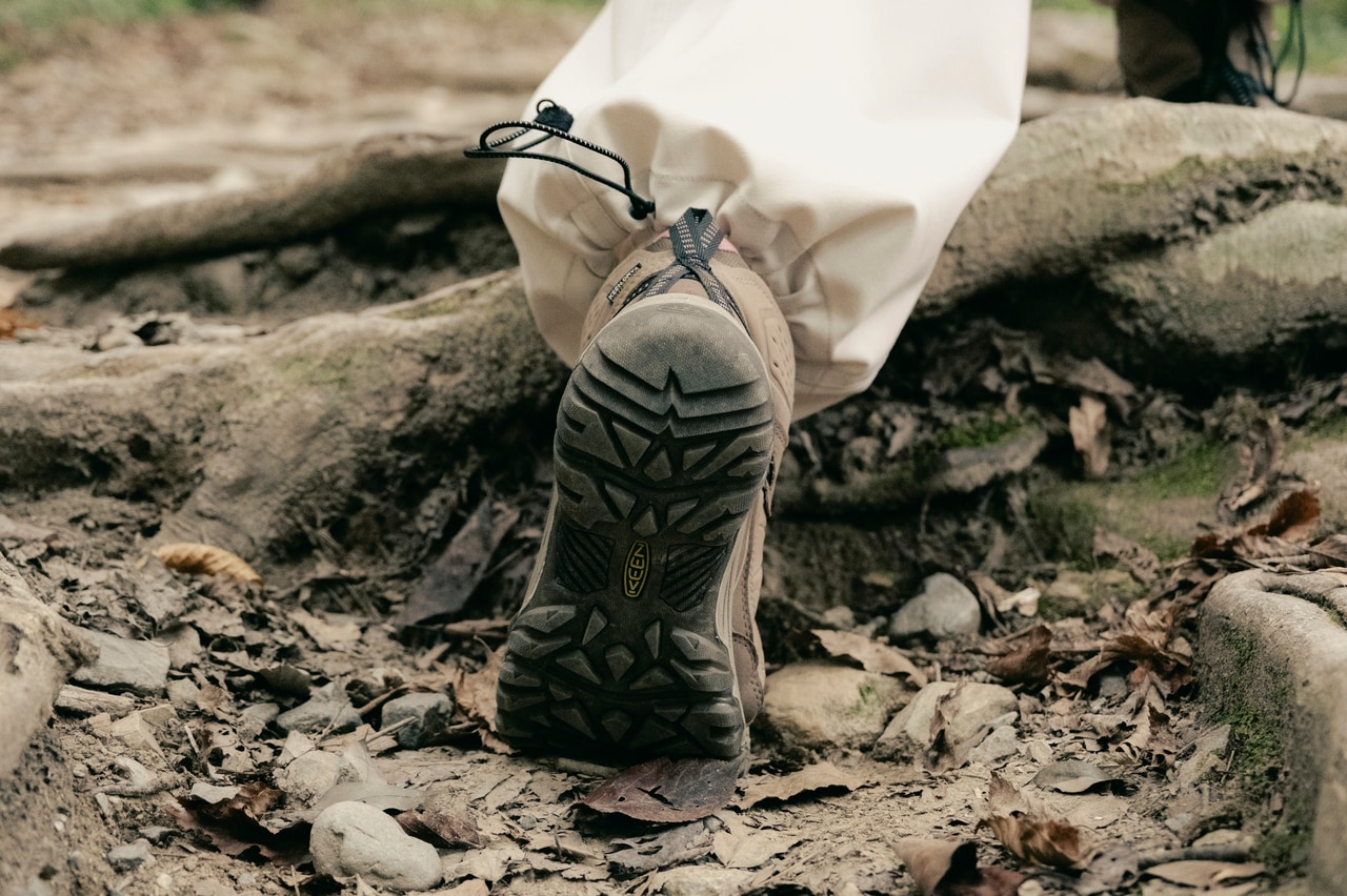 軽量でありながら高い耐久性を誇るTPUアウトソールを採用。全方向に対応するラグパターンがしっかりと地面を捉え、滑りやすい道でも安定感のある歩行を叶えます。