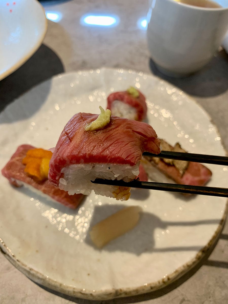 比婆牛のランプ肉を使った棒寿司。ひと口サイズで食べやすい。