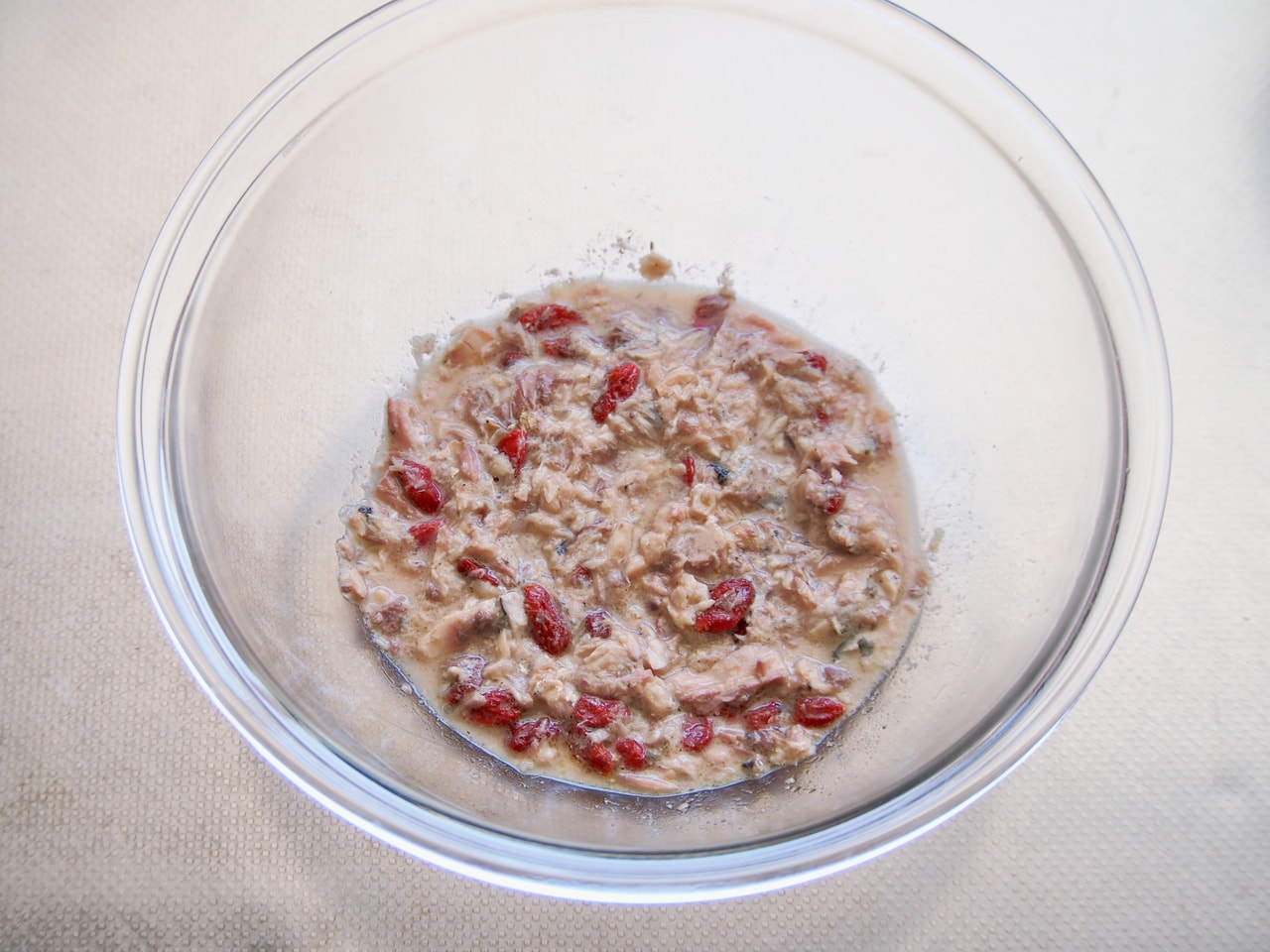 鯖をフォークなどで潰し、塩胡椒、オリーブオイル、クコの実を入れて全体を混ぜる。