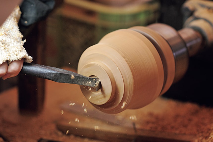 漆を塗る前の木地には天然の桜やケヤキ、トチを使い、ろくろと刃物で削り出す。