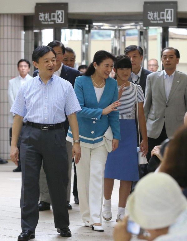 2015年8月、須崎御用邸に滞在されるため、伊豆急下田駅に到着されたご一家　©時事通信社