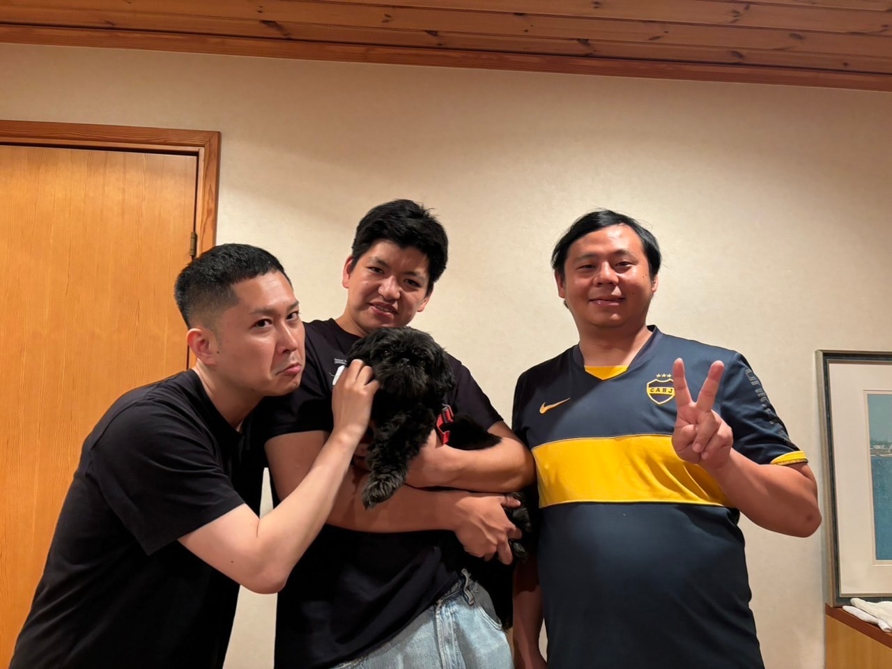 左から：ドンデコルテ渡辺銀次さん、伊織ラッキーさんともずくちゃん、カゲヤマ益田康平さん。益田さんのご実家「益々荘」にて。昨年のM-1グランプリでドンデコルテが準優勝したことをきっかけに「益々荘」のYouTubeチャンネルに注目が集まった。
