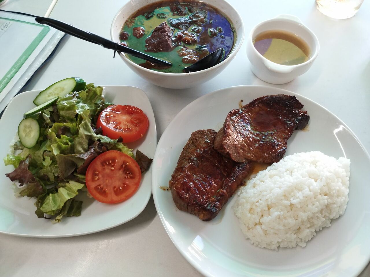 ブラジル料理の定番「フェイジョアーダ」と肉のプレート