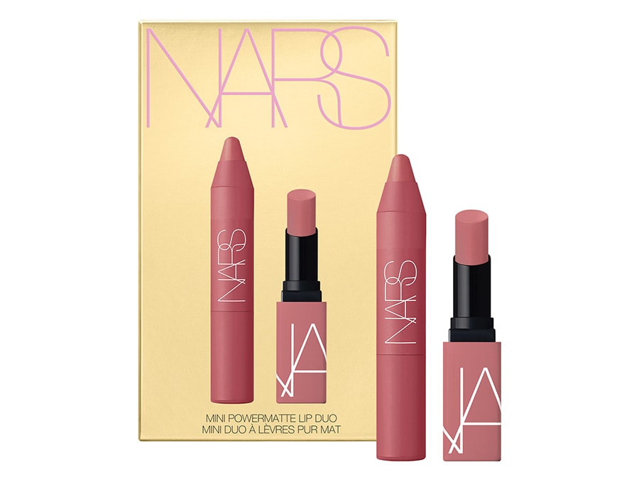 NARS ミニパワーマット リップデュオ 全1種（セット内容：左からパワーマット ハイインテンシティ リップペンシル 888 DOLCE VITA シアーダスティ ローズ、同 リップスティック 112 AMERICAN WOMAN チェスナットローズ。すべてミニサイズ）4,400円（数量限定）。自社EC先行発売日：2024年11月8日（金）。発売日：2024年11月15日（金）。