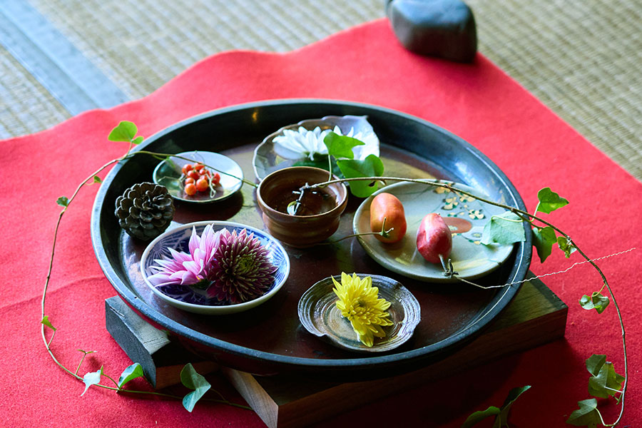 中の間にさりげなく飾られた草花。