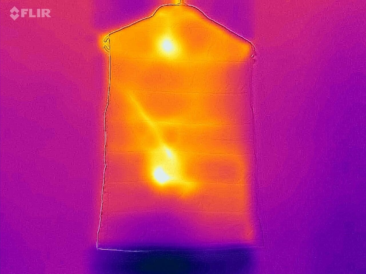 サーモグラフで見ると、背骨に沿って上と下の2箇所が発熱していることが分かります。ちなみにモバイルバッテリー本体の発熱はほとんどありません