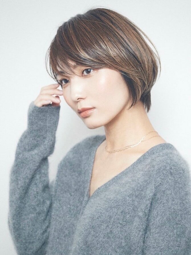 ハイライト＆ローライトで動きをつけたショートボブ。