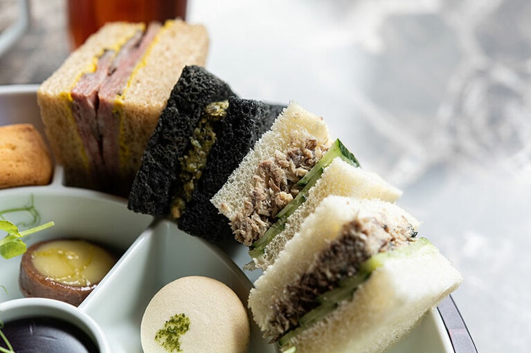 写真奥から、奥出雲和牛、ふき味噌、鯖ときゅうりが2点。