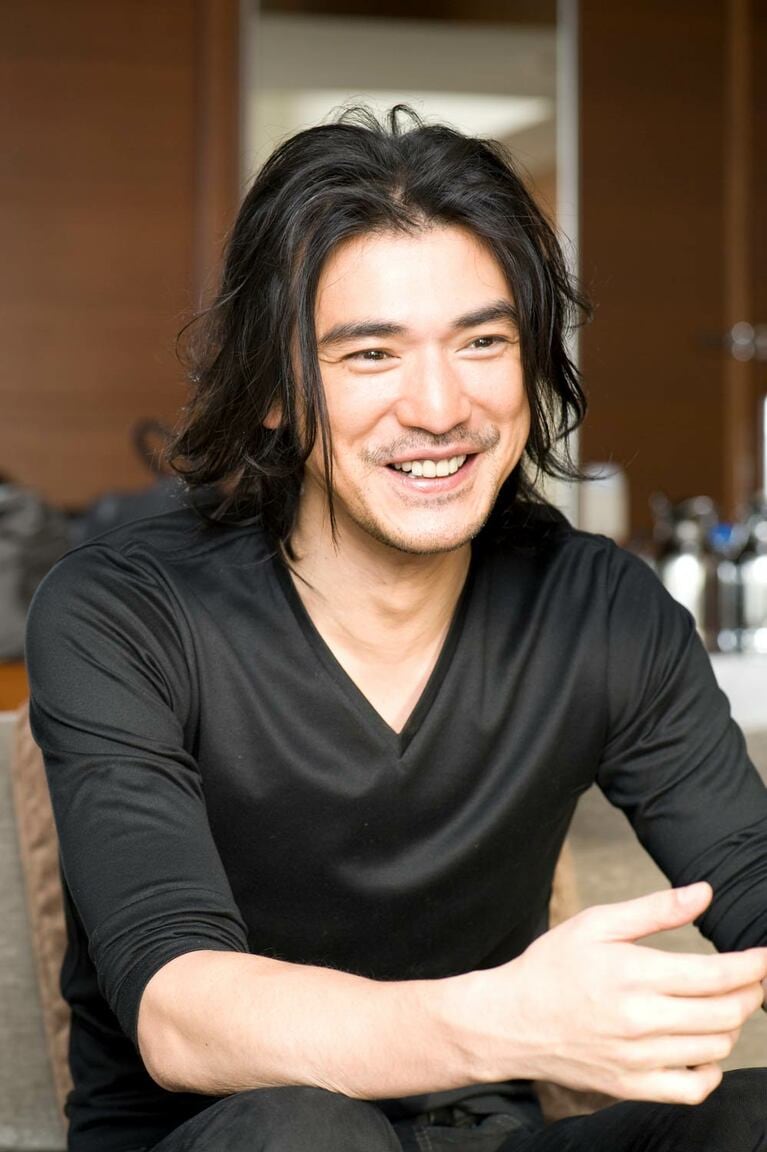 日本での主演映画『Sweet Rain 死神の精度』についてのインタビューに応じる、当時34歳の金城武（2008年撮影）　©文藝春秋