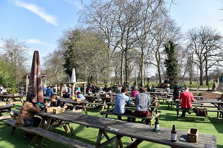 以前は多くの人が点在する公園で日光浴を愉しんでいた。©文藝春秋