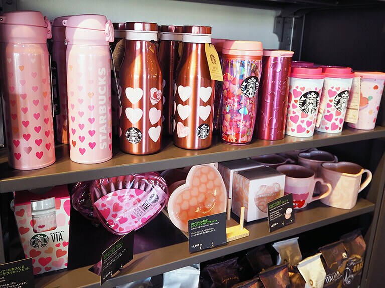 店内に入ると、ピンク！ ピンク！ ピンク！ なバレンタイン限定グッズがお出迎え。下段左から2つ目の、ハート型透明ポーチも可愛い。こういうグッズ、使いみちがなくても買っちゃいますよね。