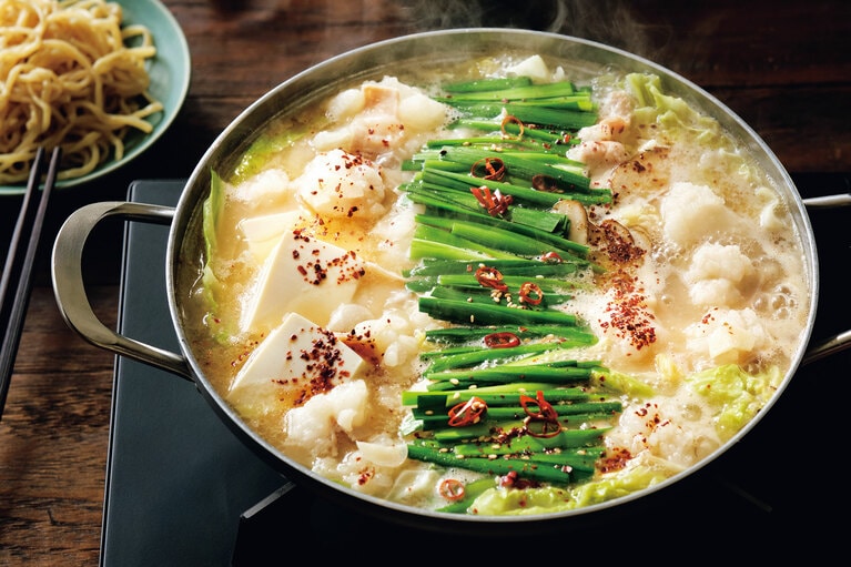 もつ鍋　自慢の白（3～4人前）4,980円 3～4人前（近江牛もつ400g、スープ900ml、麺約320g、薬味）／京もつ鍋亀八