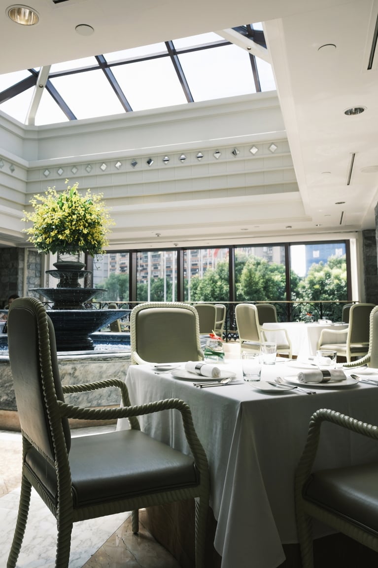 天井が高く広々して優雅。左奥が噴水。