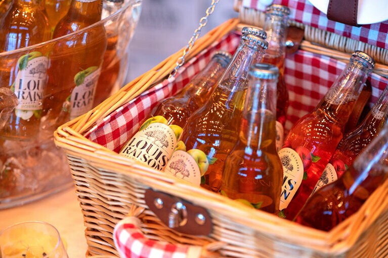 フランス各地のワインのほか、シャンパーニュ、シードルなども豊富に揃う。