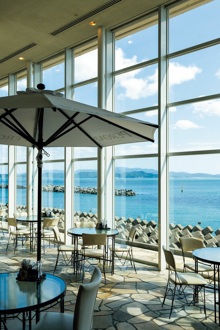 昼はカフェ、夜はバーとして絶景とともに楽しめる「テラスカフェ オーゲ」。