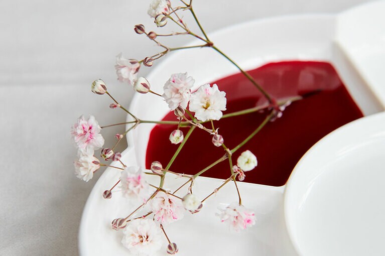 赤く染まったカスミソウは、小さな梅のような雰囲気。