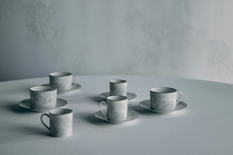 ディオール メゾン「トワル ドゥ ジュイ グレー」より。