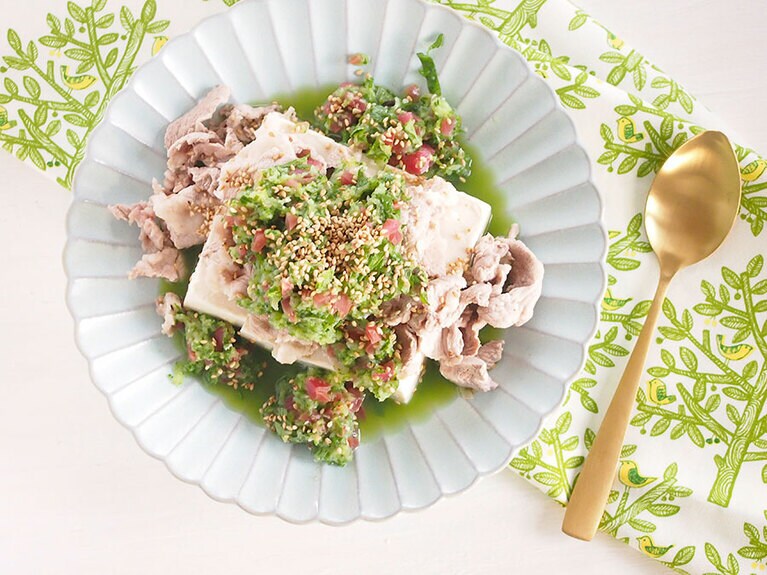 (6) 上から(3)を飾って、白いりごまを散らして完成です。