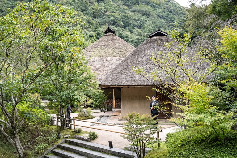 料理店「御料理 茅乃舎」。西日本最大級の茅葺き屋根が特徴です。※葺き替え前の様子です。（2024年11月撮影）