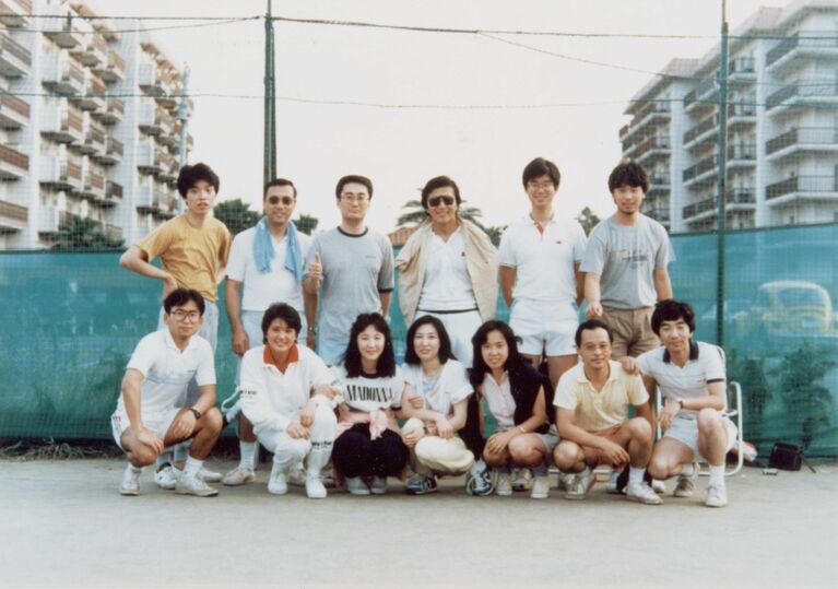 外務省入省1年目の課内旅行（逗子）　宮内庁提供