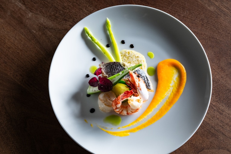 「長崎県産スズキと北海道産ホタテ、エビのソテー」。