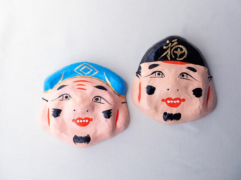神楽に使われるお面を可愛いミニサイズに。人気は商売繁盛の恵比須様や大黒様。“玩具面” 各880円。
