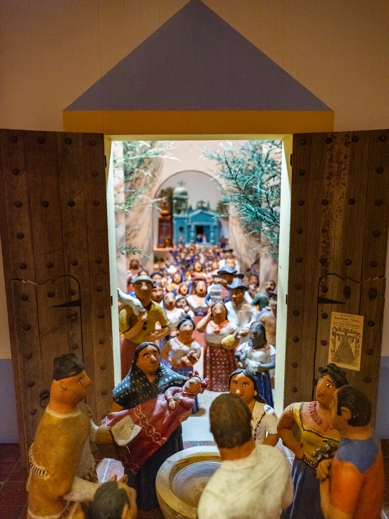 キリスト教の洗礼式の様子を再現したメキシコの郷土玩具をはじめ、思わず見入ってしまう展示がいっぱい。