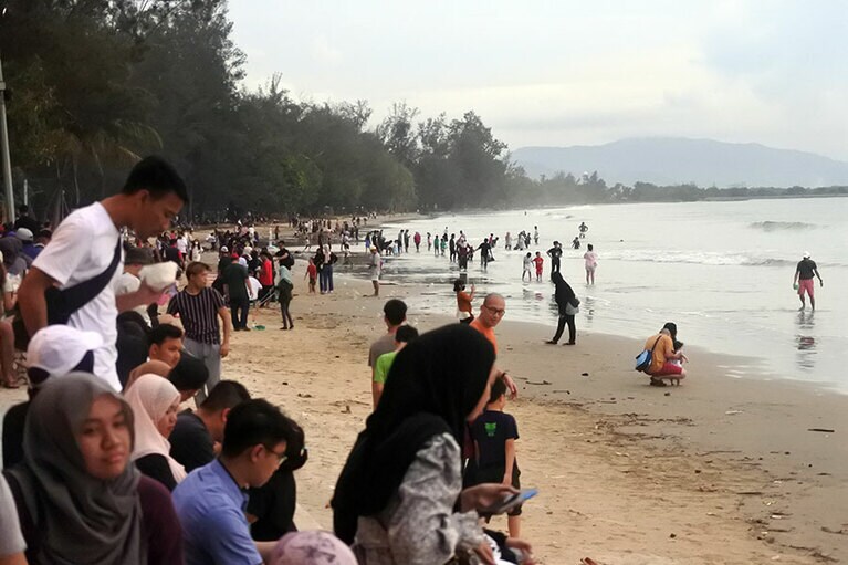 街から一番行きやすいビーチ1は、夕刻ともなると、この賑わい。