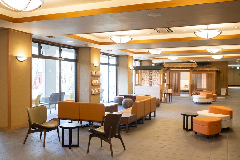 たっぷりと陽が降り注ぐロビーラウンジ。窓の外にあるドッグランを眺めながらゆったりと寛げる。