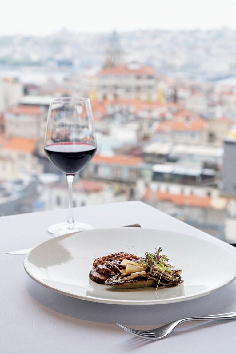 グリルと燻製のWアプローチでラムの風味を引き出し、フリーカ（焙煎した若い小麦）のリゾットを添えて。