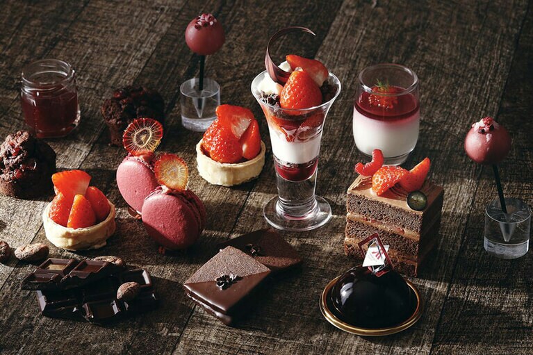 艶やかなムースに、カカオ58％のビーントゥバーチョコレートを使用。センターに紅ほっぺのコンポートをしのばせた「紅ほっぺとビーントゥバーチョコレートのムース」など、趣向を凝らしたスイーツの数々。