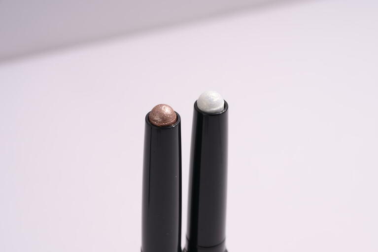 左からブラウンゴールドの“サブリミナル スパーク”、明るいゴールドの“ゴールド スタッド”。