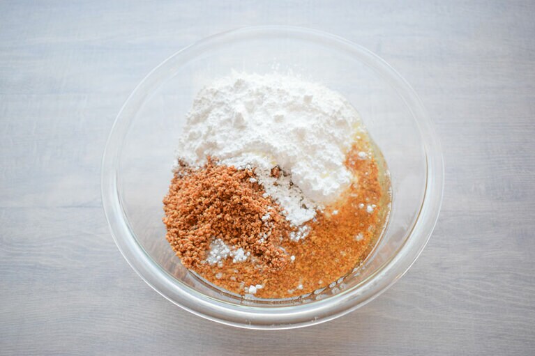 ムラがないよう、油は少しずつ加えて手でしっかり混ぜる。