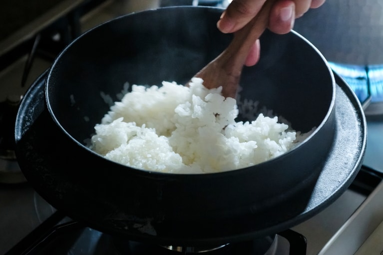 食事も自分たちで作るスタイル。