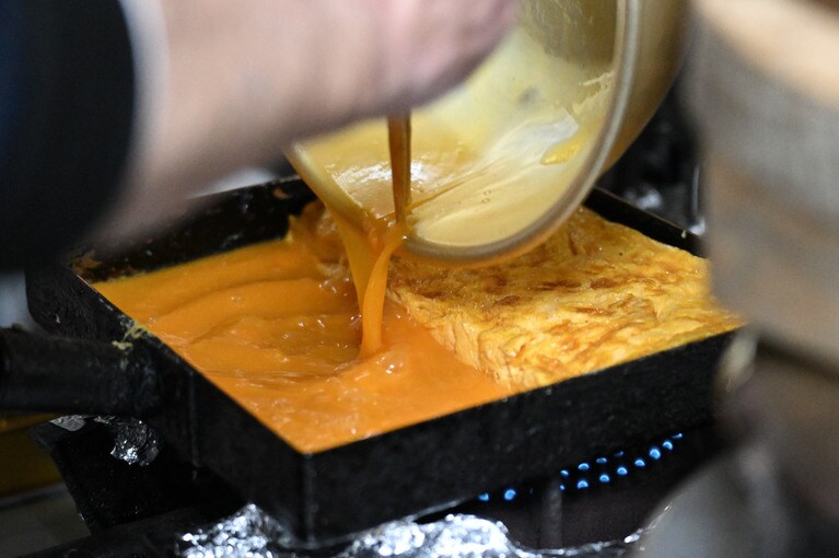 巻きながら厚みを出していくタイプで、数回に分けて卵液を流し込んでいきます。