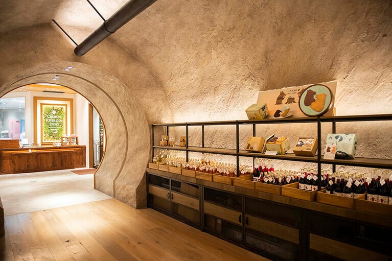 古木の中の入っていくと、ファンタジックな世界観。