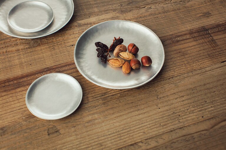 「鎌田奈穂のアルミニウムプレート」プレート大 φ16cm 3,500円、プレート小 φ9cm 2,500円。