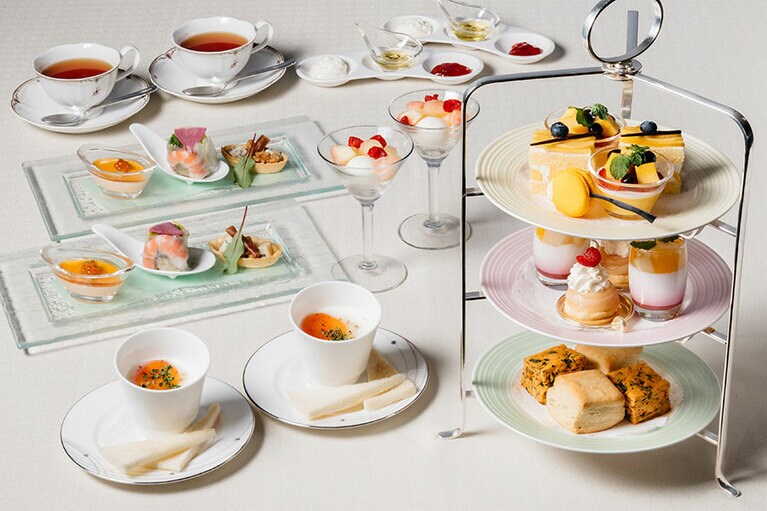 エッグスラット(写真左手前)は、卵とジャガイモのピュレを合わせて湯煎したフワフワな卵料理。